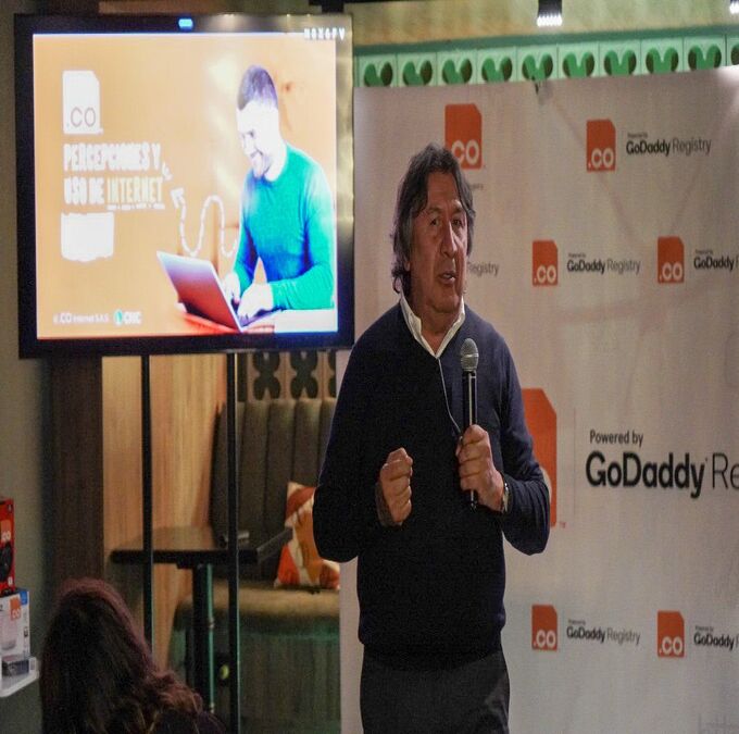 Así piensan los colombianos sobre Internet, IA y teletrabajo